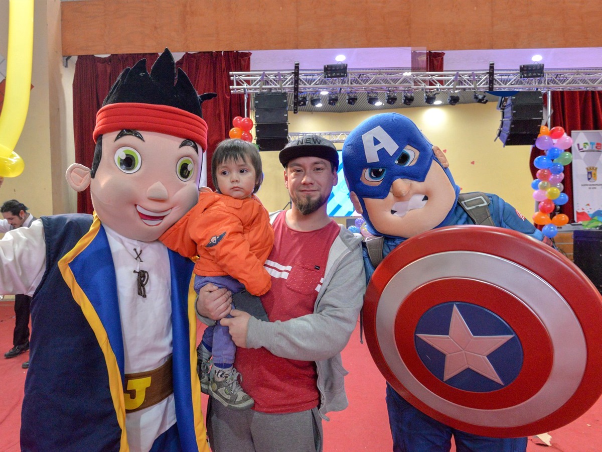 Familia asistente a un evento de la etapa de El Clan.