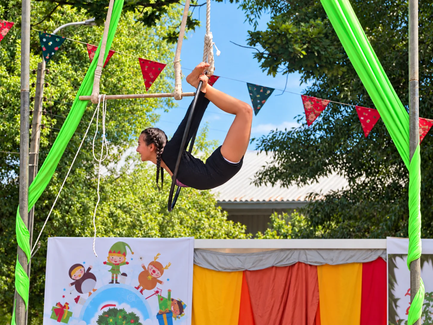 Artista realizando acrobacia en un aro aéreo.
