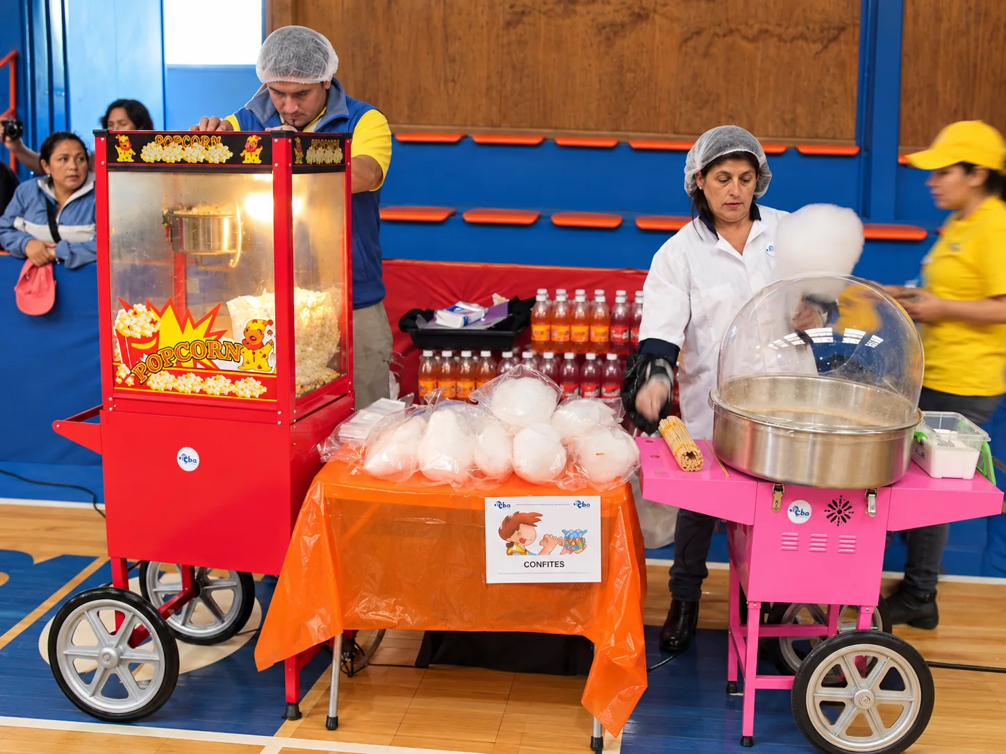 Servicio de palomitas y algodón de azúcar en un evento.